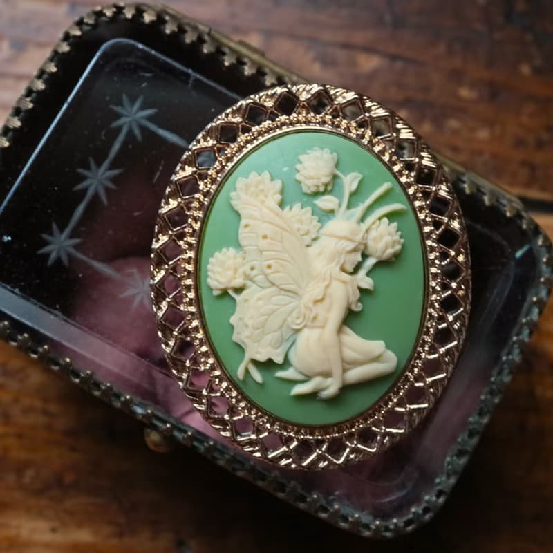 カメオのブローチネックレス　花の前に座る妖精 グリーン　繊細 フェアリー 妖精画 ファンタジー チョコレート カード 黒 蝶 女の子 少女 乙女 上品 優雅