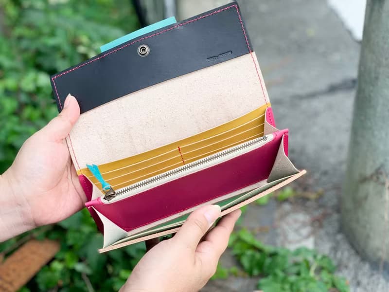 OVER　クールな表情の七色財布　オーバーフラップ長財布　ギフトに　OFW–KGY–PPT–R