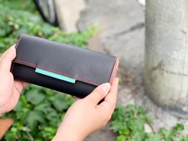 OVER　クールな表情の七色財布　オーバーフラップ長財布　ギフトに　OFW–KGY–PPT–R