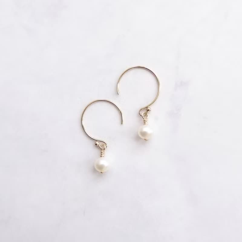 極簡小巧淡水珍珠 14K GF 包金耳環