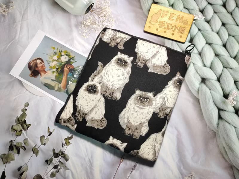 袋物系列-日本厚棉布料黑底暹羅貓L型拉鍊袋加鋪棉-電子書保護套-