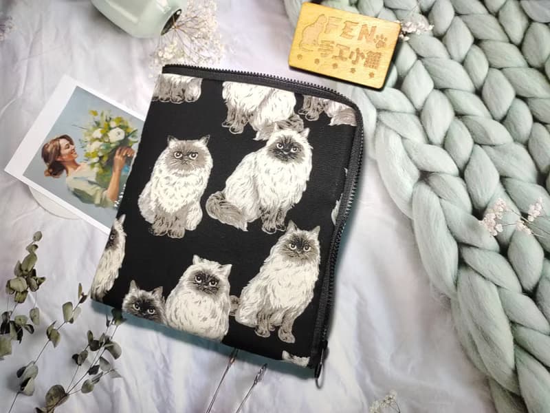 袋物系列-日本厚棉布料黑底暹羅貓L型拉鍊袋加鋪棉-電子書保護套-