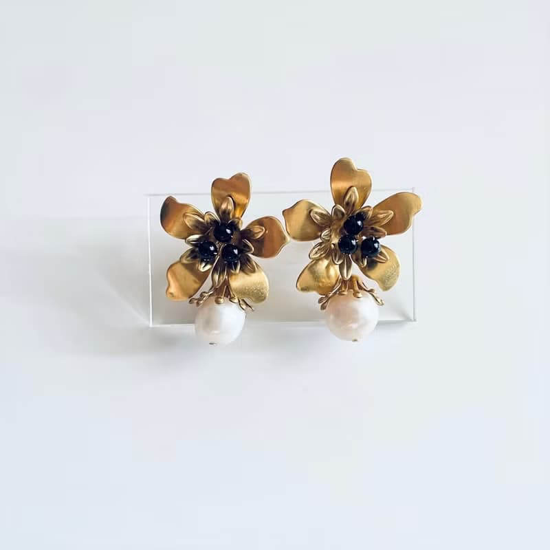 クラシカルフラワー 大粒パールのピアス(イヤリング)