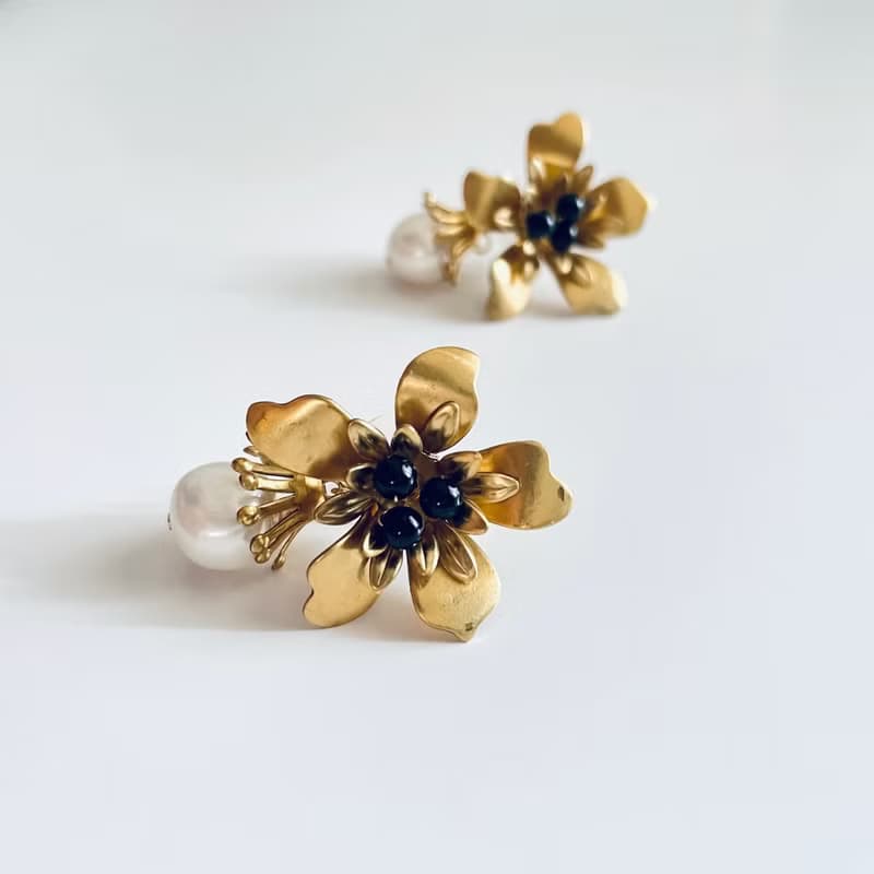クラシカルフラワー 大粒パールのピアス(イヤリング)