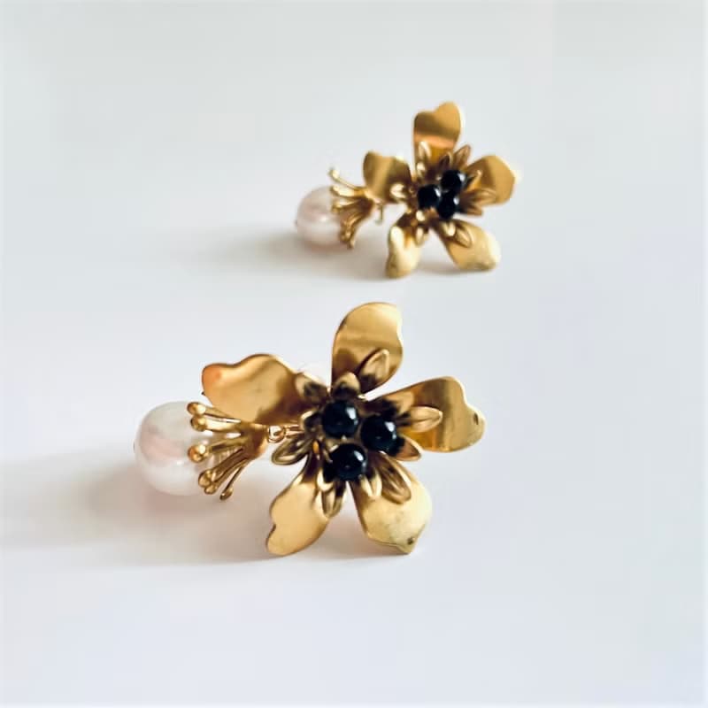 クラシカルフラワー 大粒パールのピアス(イヤリング)