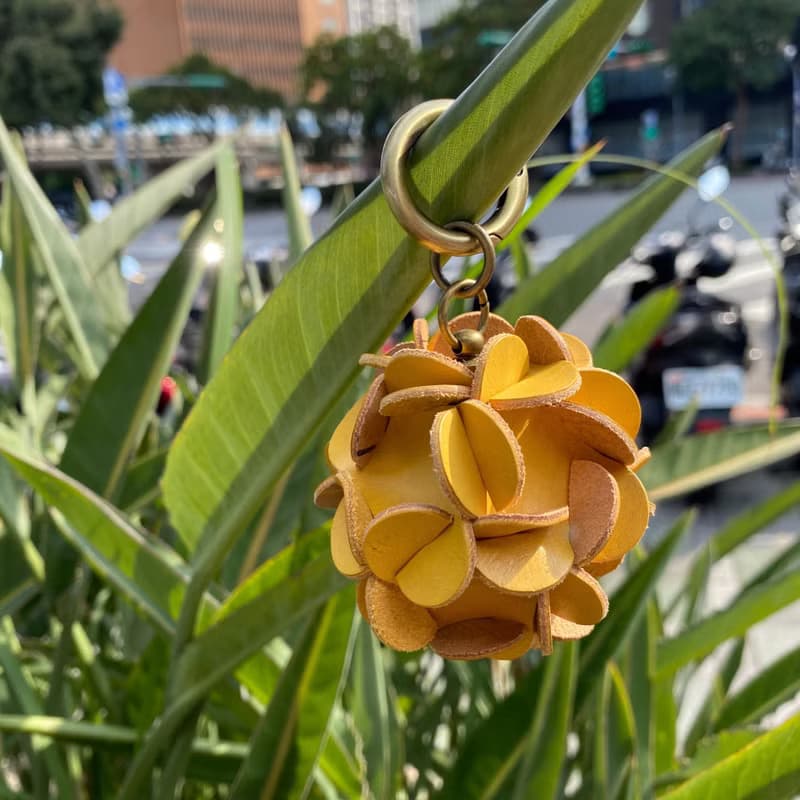 植鞣牛皮繡花球球鑰匙圈 -鮮豔黃 情人節 婚禮小物 吊飾 畢業禮物