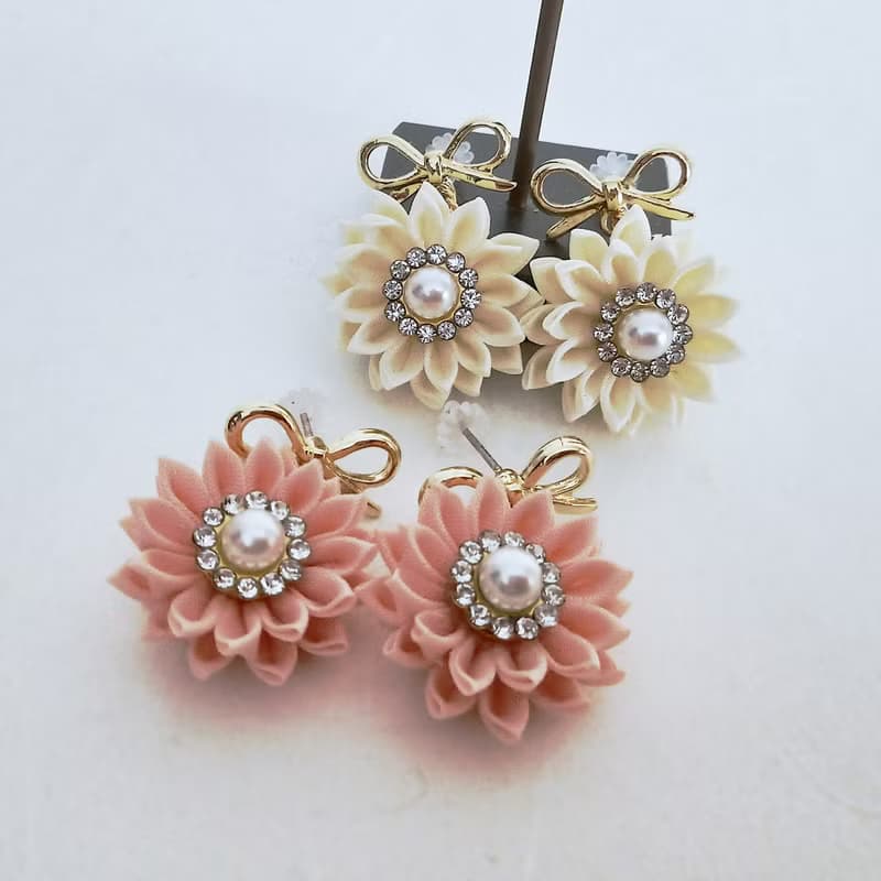 花とリボンの煌めきピアス　アプリコットピンク　クリームホワイト