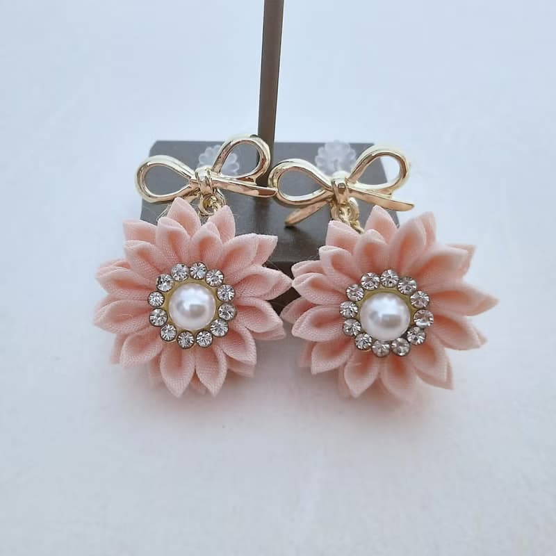 花とリボンの煌めきピアス　アプリコットピンク　クリームホワイト