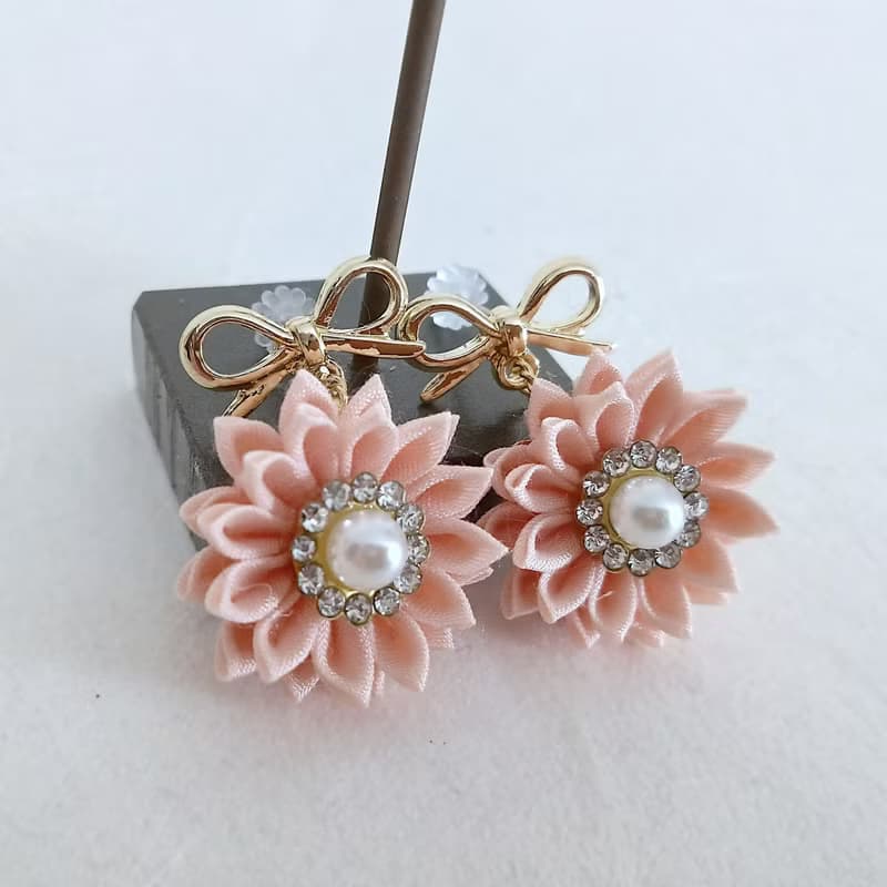 花とリボンの煌めきピアス　アプリコットピンク　クリームホワイト