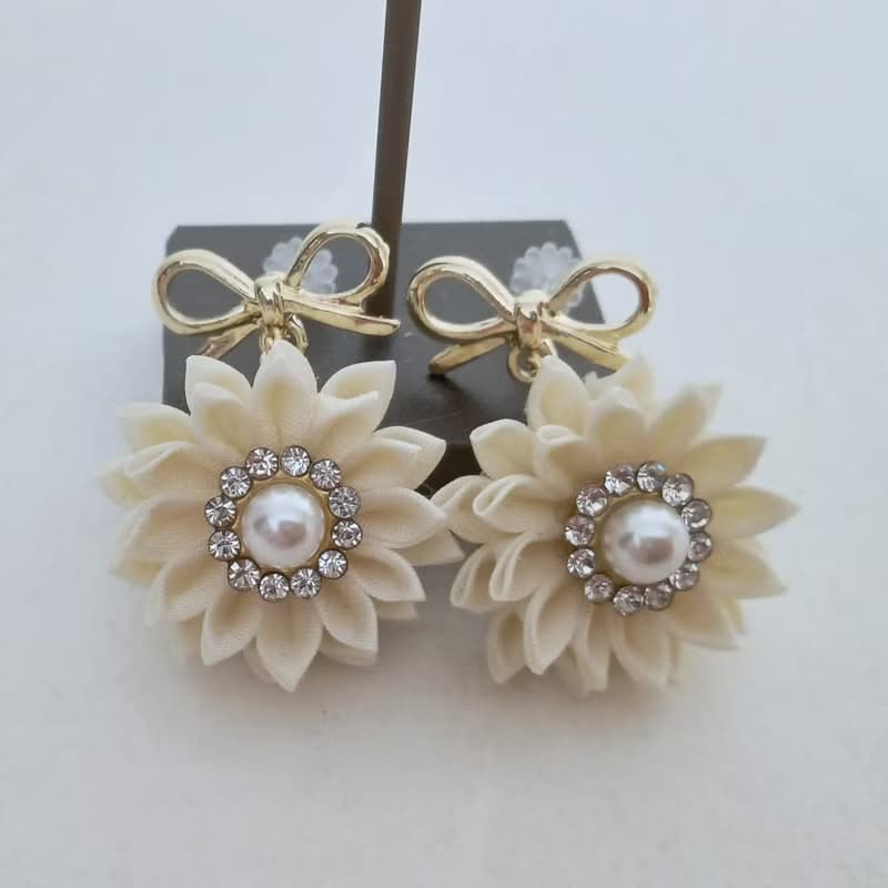 花とリボンの煌めきピアス　アプリコットピンク　クリームホワイト