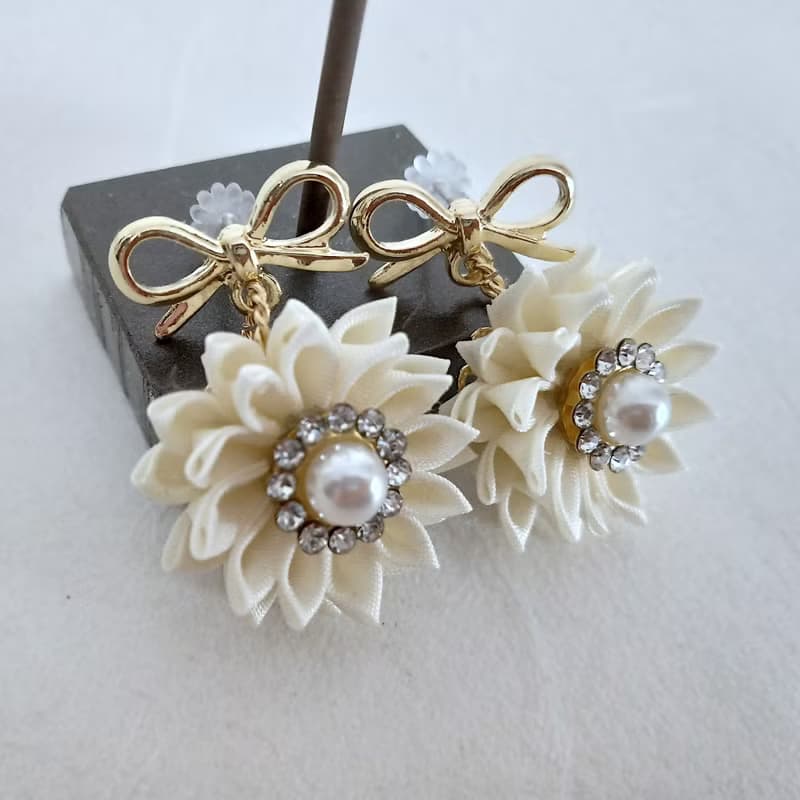 花とリボンの煌めきピアス　アプリコットピンク　クリームホワイト