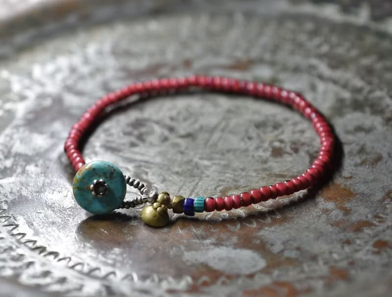 アンティーク金赤ホワイトハーツとターコイズブルーとブルーシェブロンのブレス  ターコイズ留め金