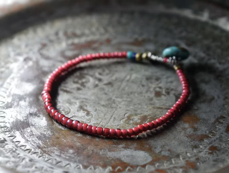 アンティーク金赤ホワイトハーツとターコイズブルーとブルーシェブロンのブレス  ターコイズ留め金