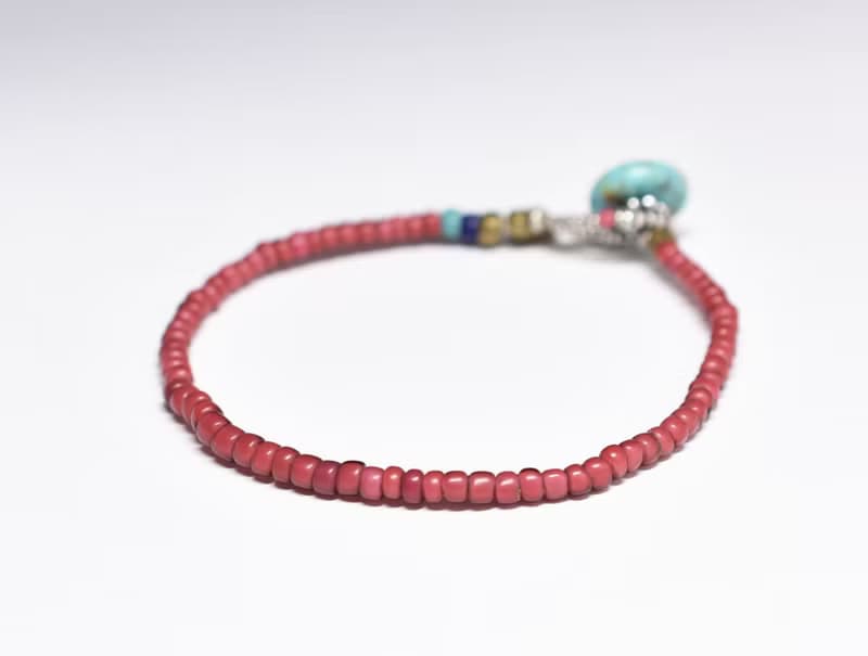 アンティーク金赤ホワイトハーツとターコイズブルーとブルーシェブロンのブレス  ターコイズ留め金