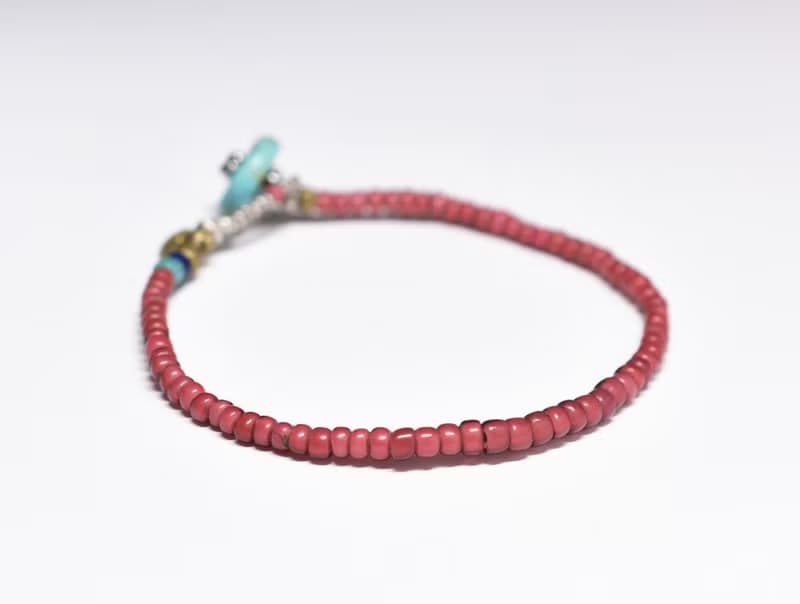 アンティーク金赤ホワイトハーツとターコイズブルーとブルーシェブロンのブレス  ターコイズ留め金