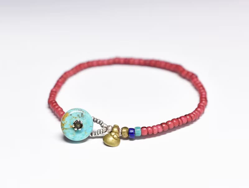 アンティーク金赤ホワイトハーツとターコイズブルーとブルーシェブロンのブレス  ターコイズ留め金