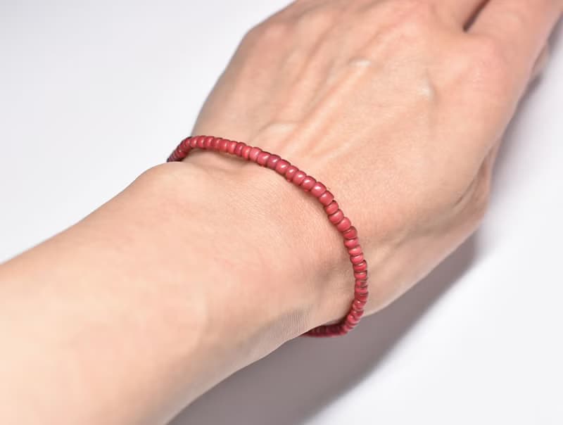 アンティーク金赤ホワイトハーツとターコイズブルーとブルーシェブロンのブレス  ターコイズ留め金