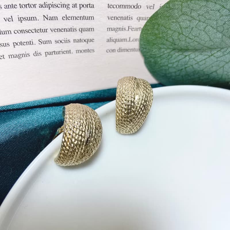 【西洋古董飾品】雅緻圓潤藤麻寬版 優雅弧形金 耳環 耳夾