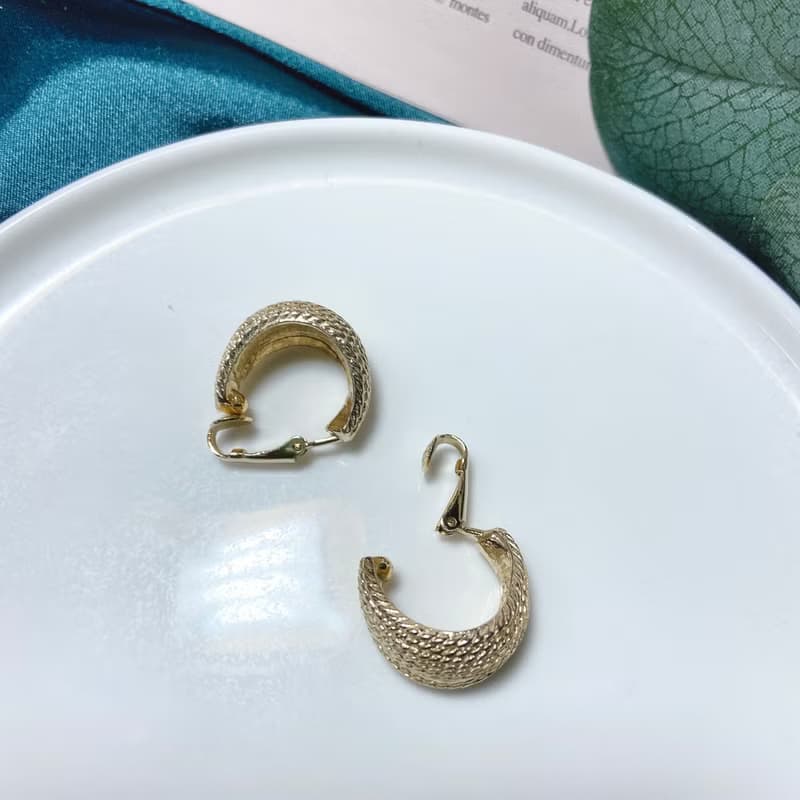 【西洋古董飾品】雅緻圓潤藤麻寬版 優雅弧形金 耳環 耳夾
