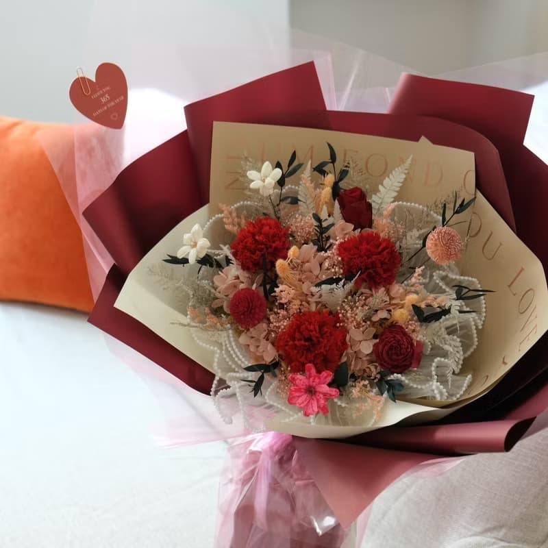 精緻的愛 / 紅色康乃馨永生花束