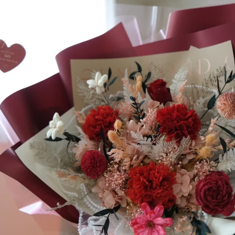 精緻的愛 / 紅色康乃馨永生花束