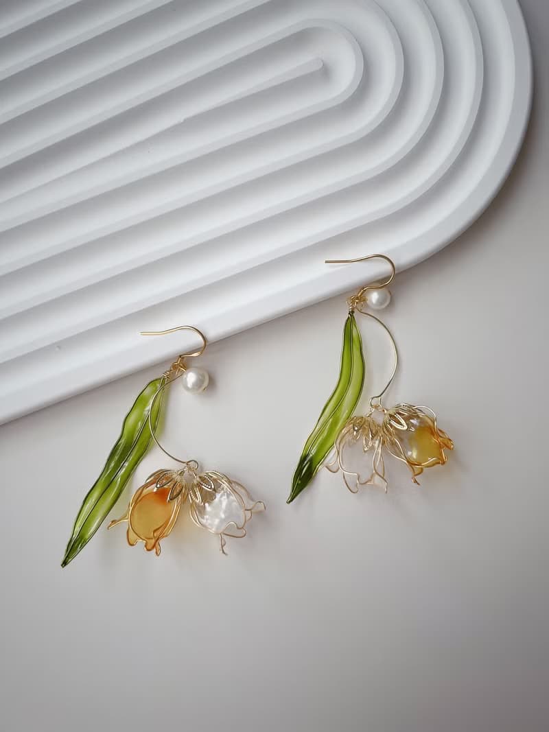 青春歲月 花朵垂墜式樹脂耳環