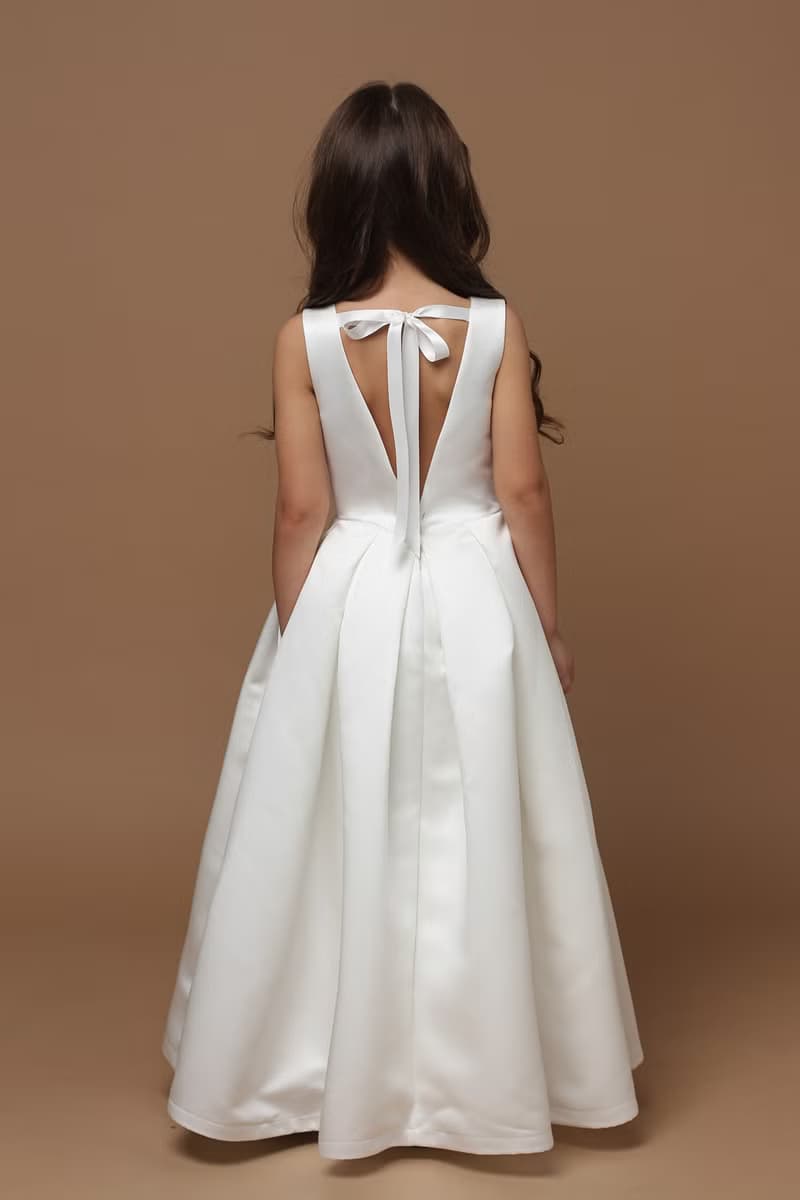 適合婚禮 生日和其他節日的 V 型領口緞面花童禮服