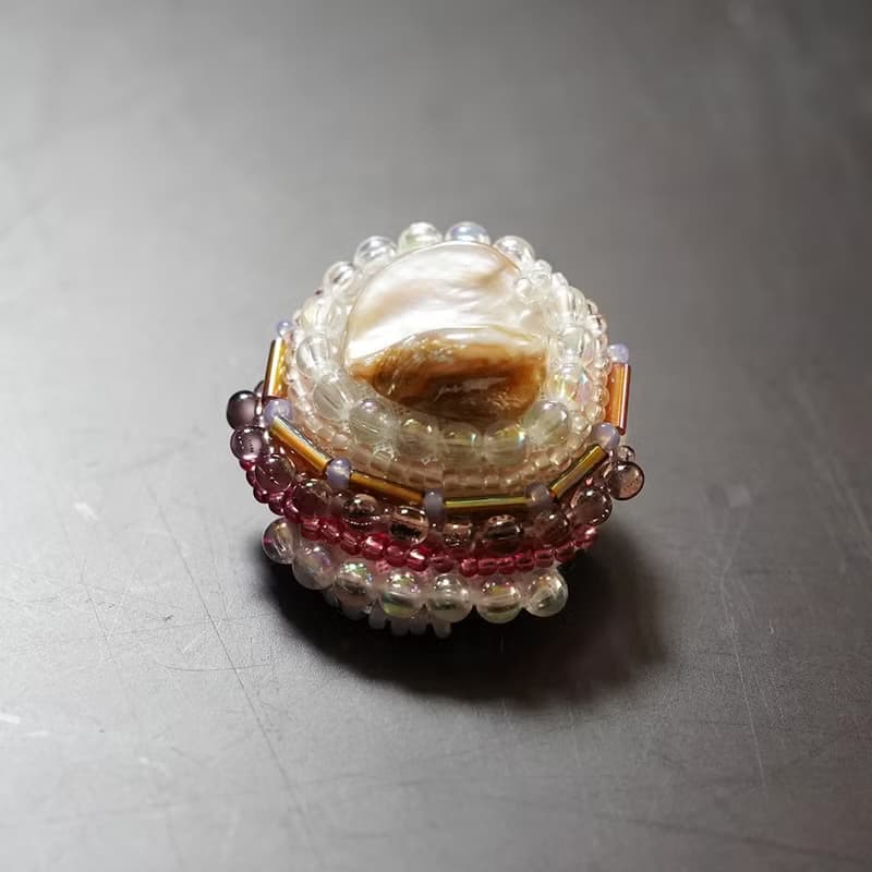 とても軽いおゃべりなブローチ6 ビーズ刺繍のブローチ　カラフル　シェル
