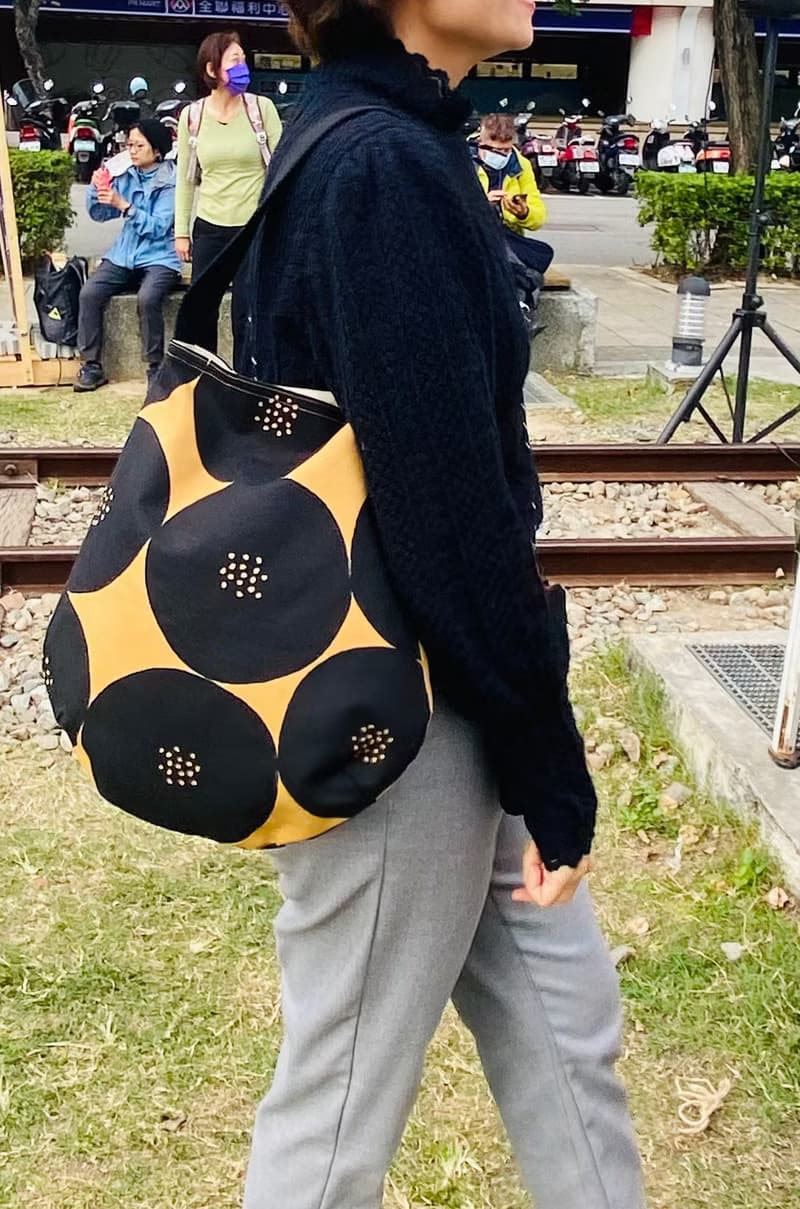 大圓小點  單把肩背包。日本帆布。內袋