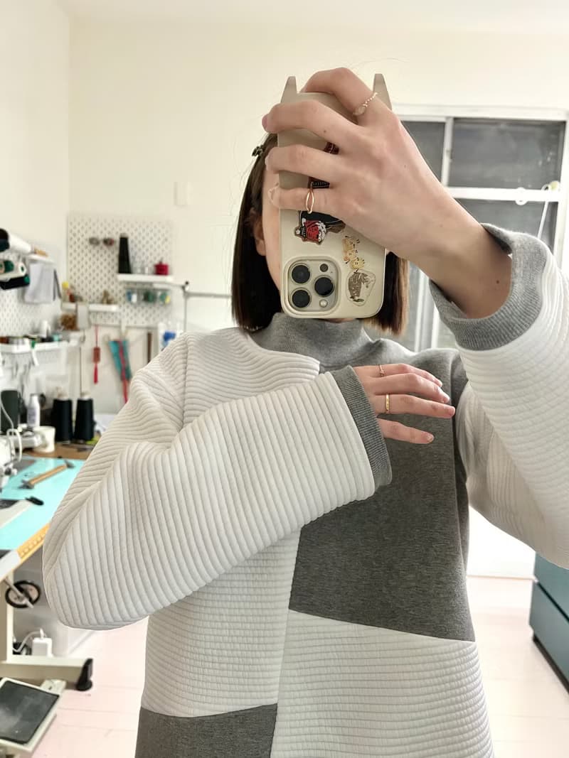 白灰拼接小高領衛衣