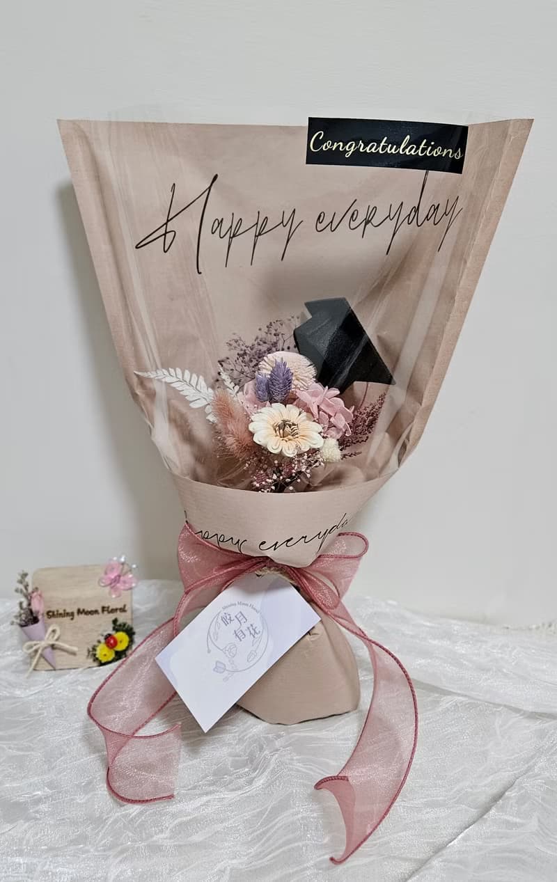 皎月有花 畢業花束-粉紫色系+畢業帽