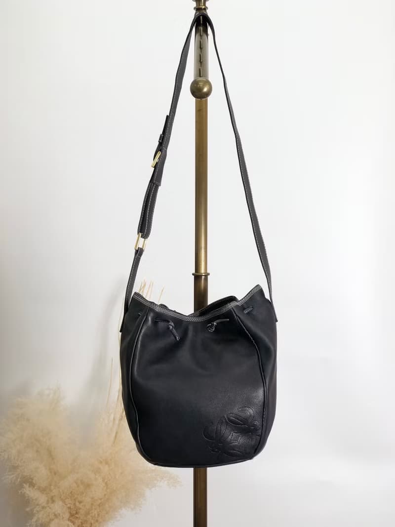 【 日本直送　名牌中古包 】LOEWE ロエベ ショルダーバッグ ネイビー アナグラム ナッパレザー 巾着 vintage ヴィンテージ オールド 3vjxri