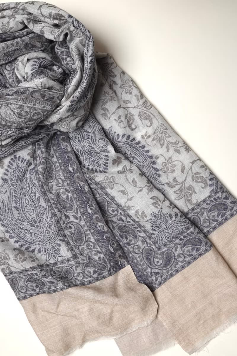 【聖誕禮物】喀什米爾羊絨編織卡尼葉子白底淺灰藍色藤蔓圍巾披