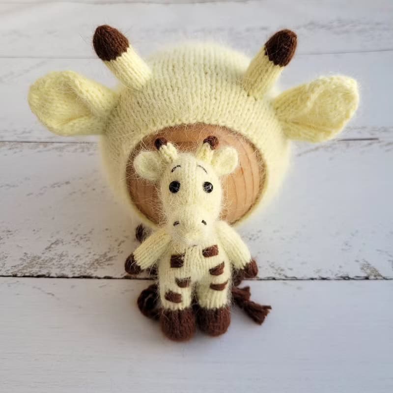 Newborn Yellow Giraffe Hat and stuffed toy, Knitted baby photo prop