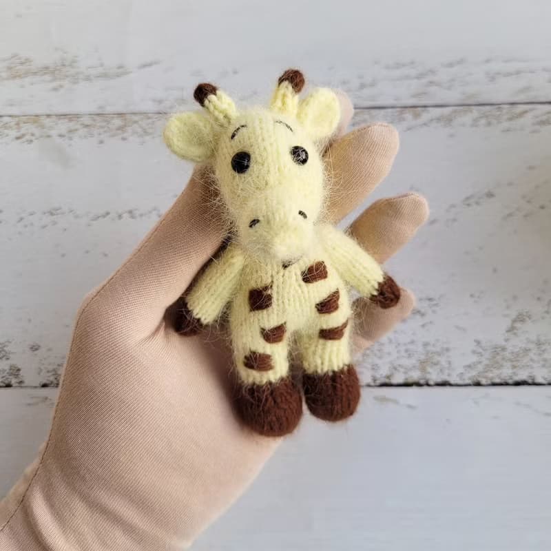 Newborn Yellow Giraffe Hat and stuffed toy, Knitted baby photo prop