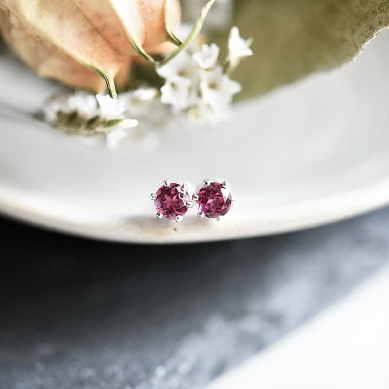 恋の成就 実りの象徴する石　ロードライトガーネットのスタッドピアス  イヤリング 4mm 1月誕生石