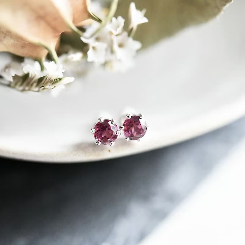 恋の成就 実りの象徴する石　ロードライトガーネットのスタッドピアス  イヤリング 4mm 1月誕生石