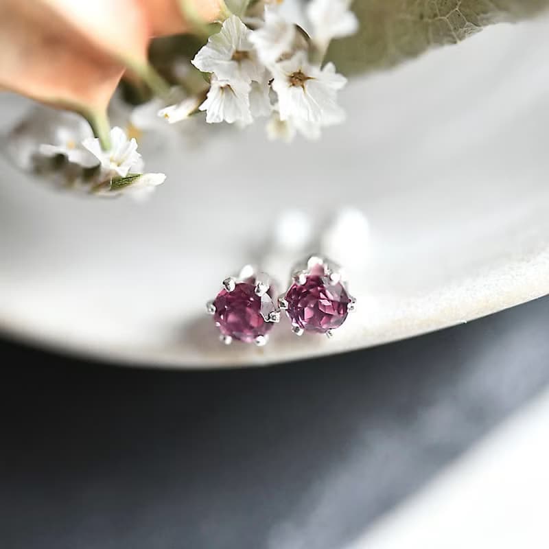 恋の成就 実りの象徴する石　ロードライトガーネットのスタッドピアス  イヤリング 4mm 1月誕生石