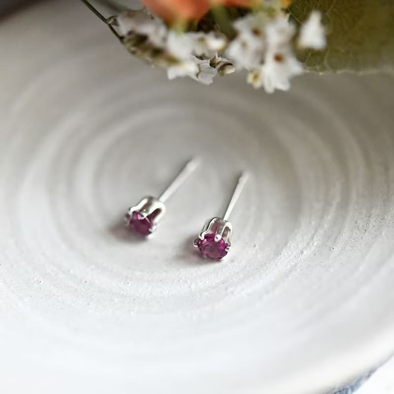 恋の成就 実りの象徴する石　ロードライトガーネットのスタッドピアス  イヤリング 4mm 1月誕生石