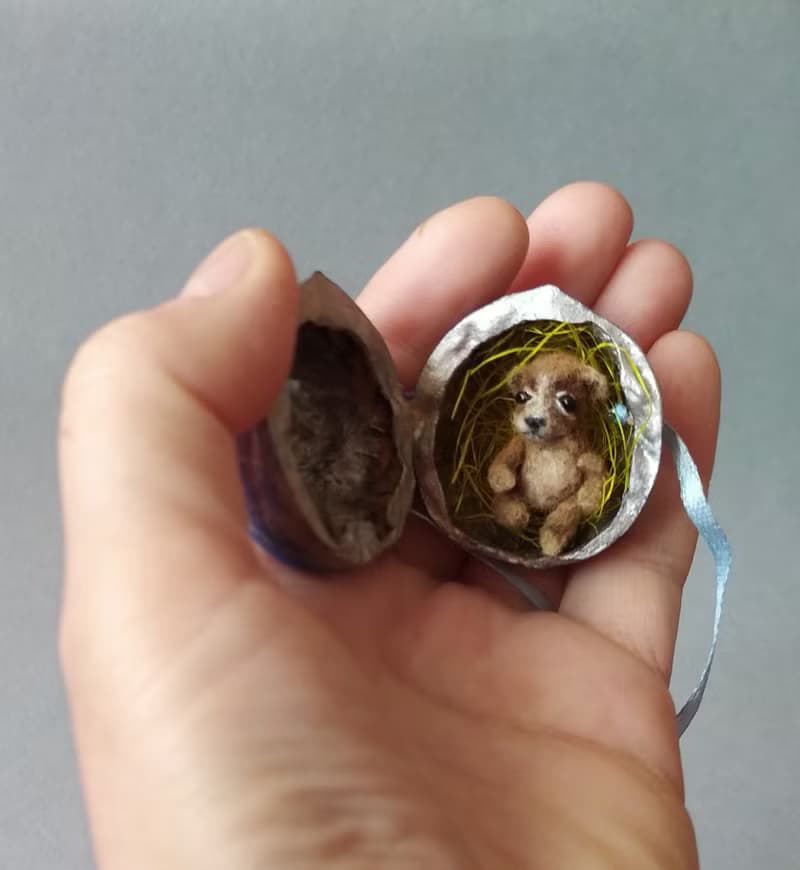 微型针织泰迪熊与坚果收藏小雕像amigurumi可爱玩具