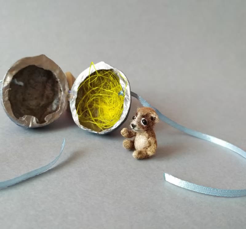 微型针织泰迪熊与坚果收藏小雕像amigurumi可爱玩具