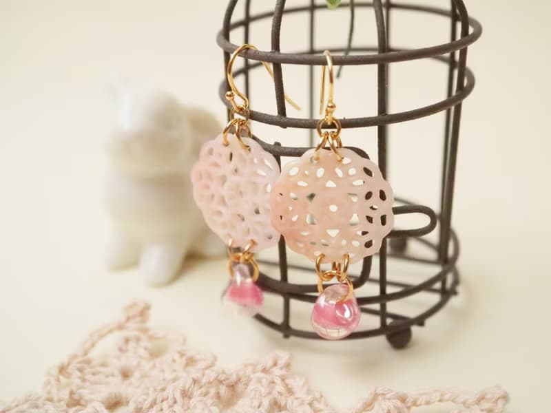 ピンクシェルのレースとアメリカン・ランプワークビーズ 丸勾玉のピアス　ピンク貝 かわいい 大人 シェル 貝 蜻蛉玉 とんぼ玉 揺れる 優雅 ボロシリケイトガラス