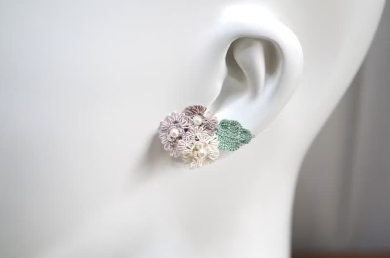 タティングレースのブーケのピアス・セピア