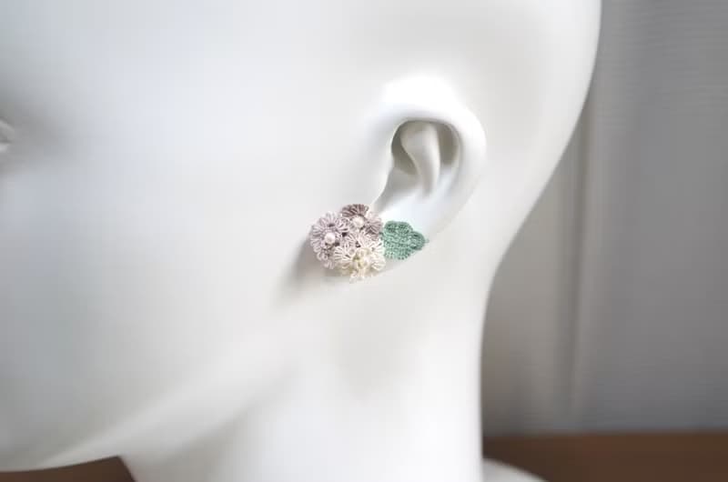 タティングレースのブーケのピアス・セピア