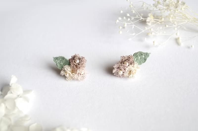 タティングレースのブーケのピアス・セピア