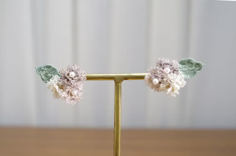 タティングレースのブーケのピアス・セピア