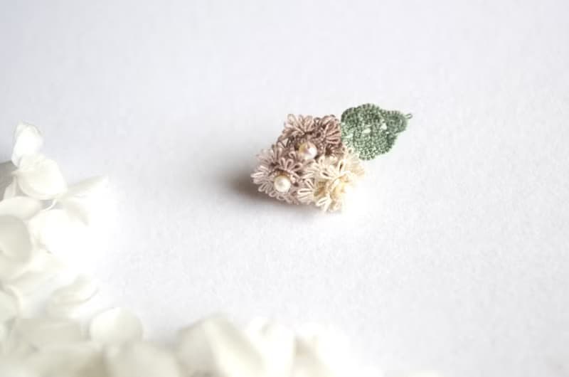 タティングレースのブーケのピアス・セピア