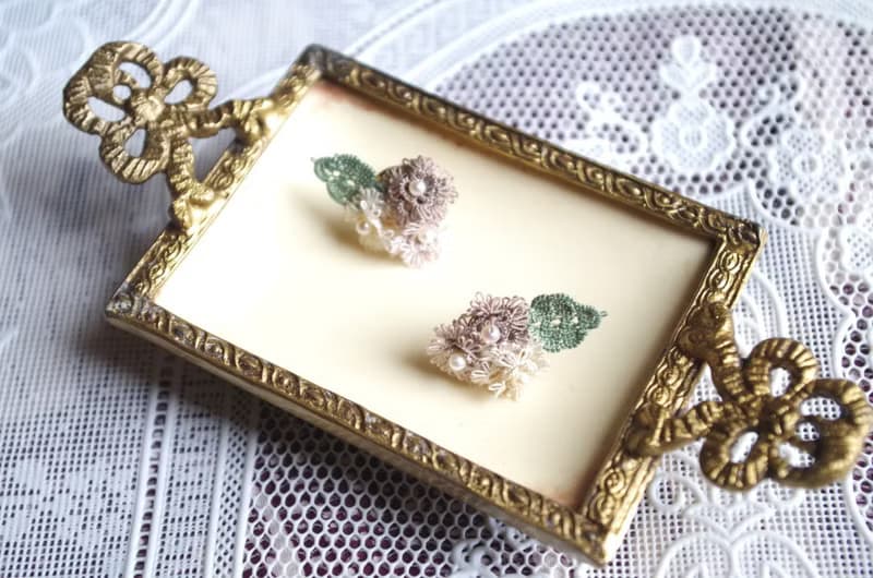 タティングレースのブーケのピアス・セピア