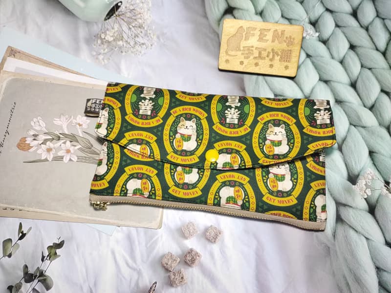 設計師薄棉布款黃綠暴富招財貓拉鍊布紅包袋-下方拉鍊紅包袋-手作