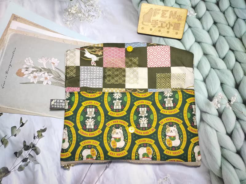 設計師薄棉布款黃綠暴富招財貓拉鍊布紅包袋-下方拉鍊紅包袋-手作